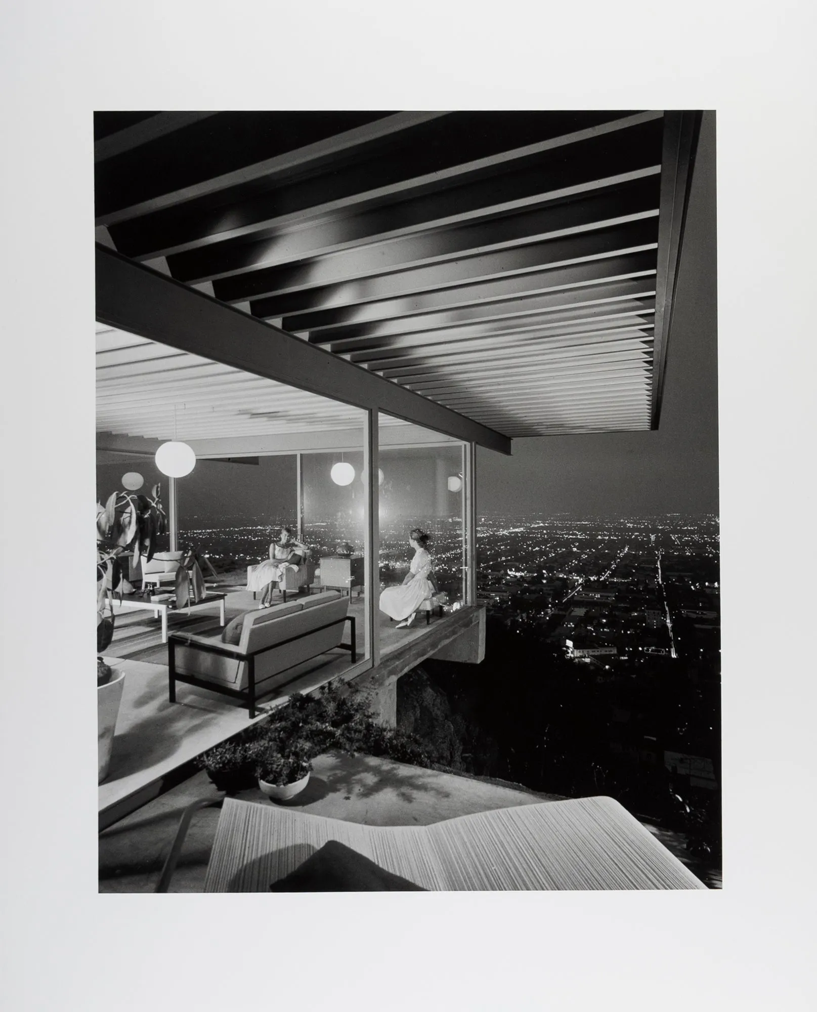 Case Study House #22 (two girls) (12 ⅛ x 15 ⅛ inch)