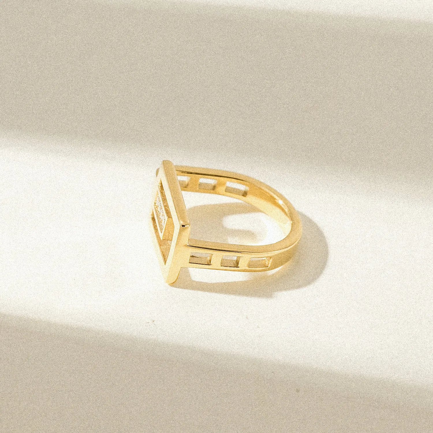 Creative G-shaped ring-NSR252STGCZD