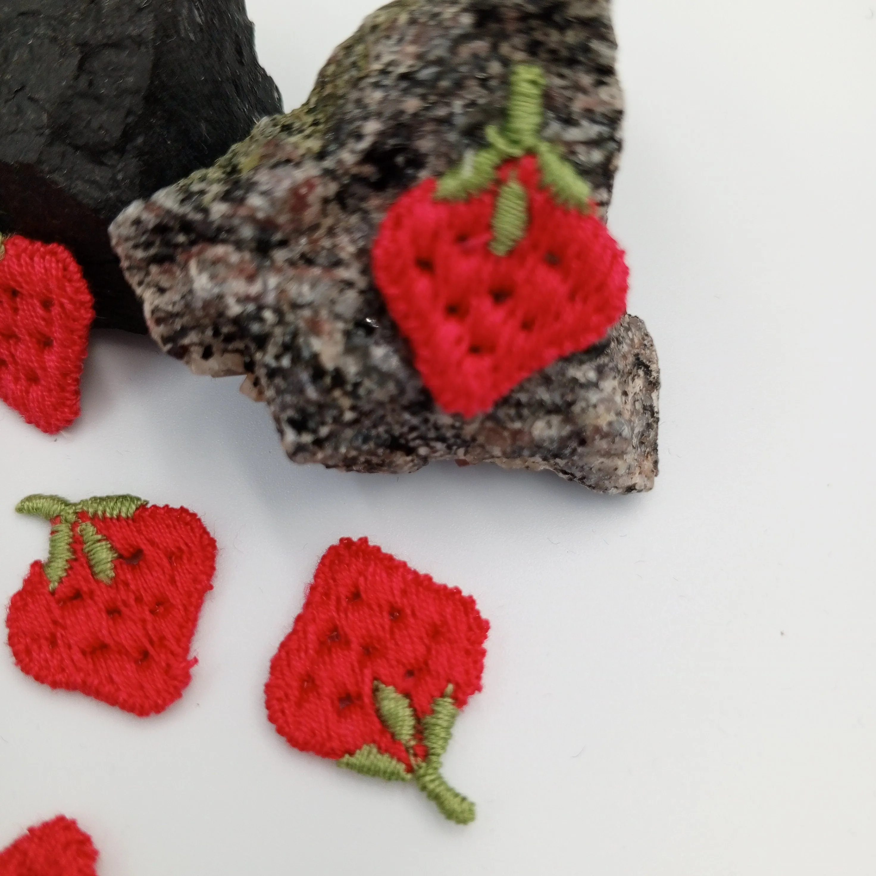 Heart shaped Cute Strawberry Appliques VINTAGE Cute wild berry fruit Sewing Patches Red Strawberry Embroidered Embellishments #361