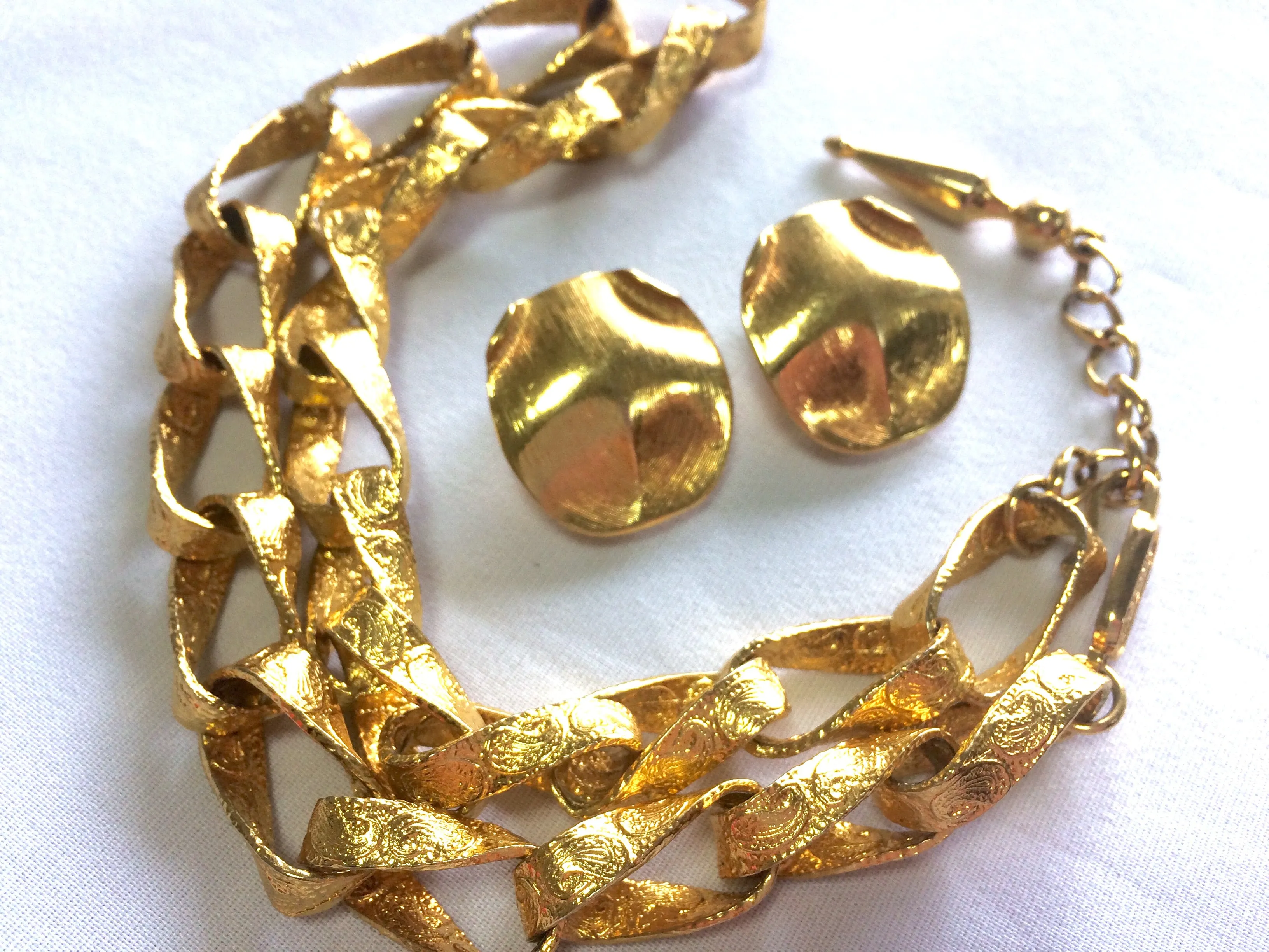 MINT. Vintage Christian Aujard rare golden paisley engraved chain necklace and round earring set. Gorgeous jewelry gift from Paris. 060620r2