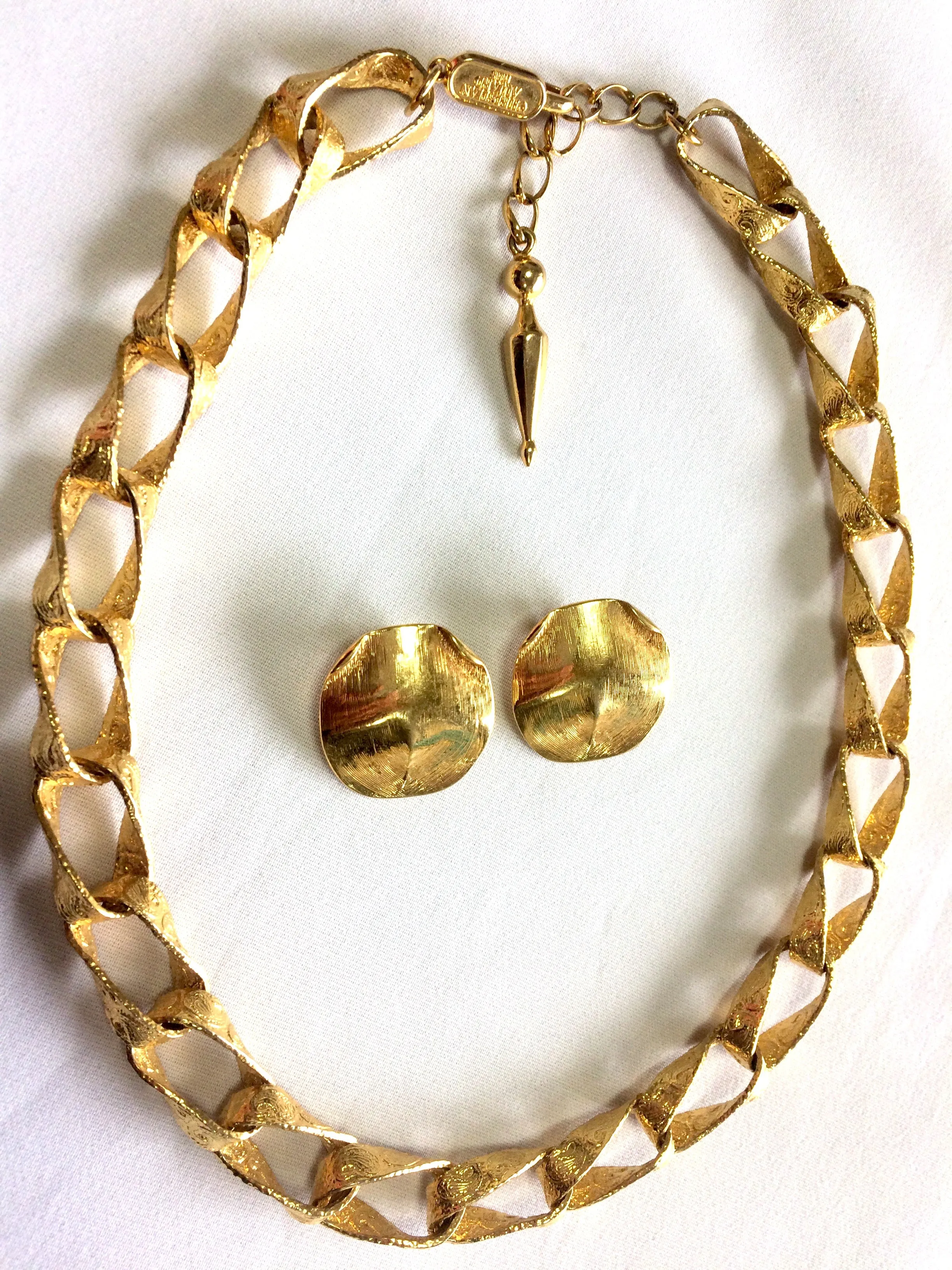 MINT. Vintage Christian Aujard rare golden paisley engraved chain necklace and round earring set. Gorgeous jewelry gift from Paris. 060620r2