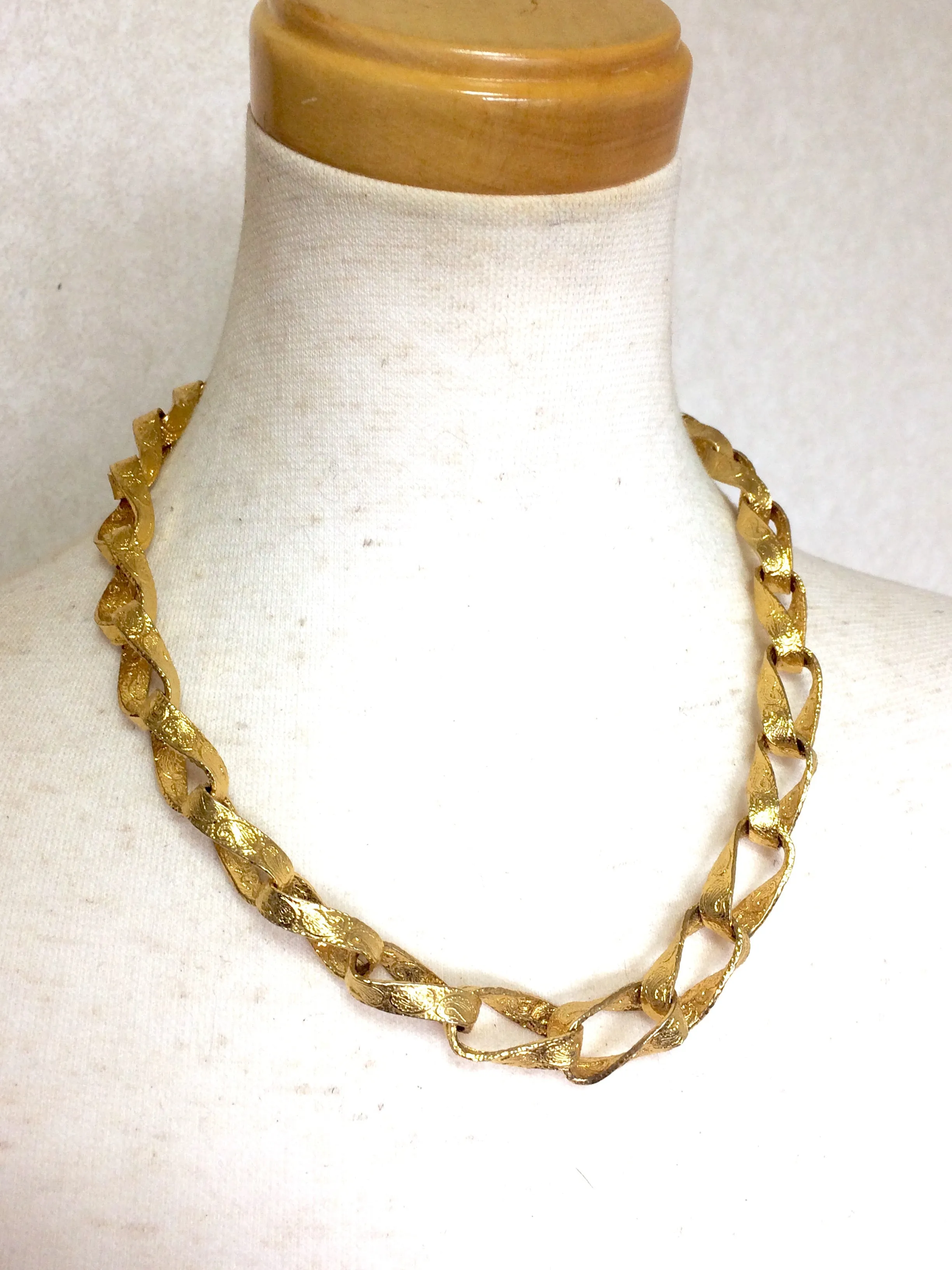 MINT. Vintage Christian Aujard rare golden paisley engraved chain necklace and round earring set. Gorgeous jewelry gift from Paris. 060620r2