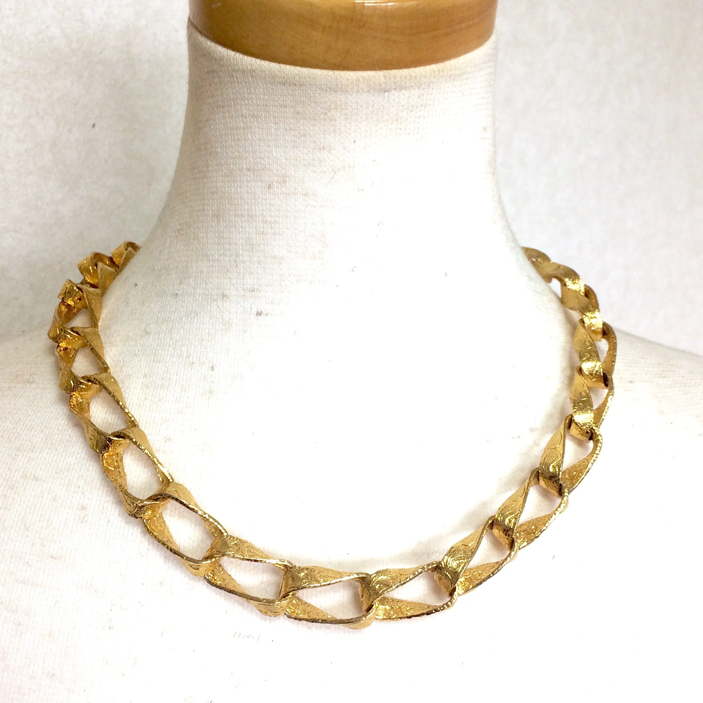 MINT. Vintage Christian Aujard rare golden paisley engraved chain necklace and round earring set. Gorgeous jewelry gift from Paris. 060620r2