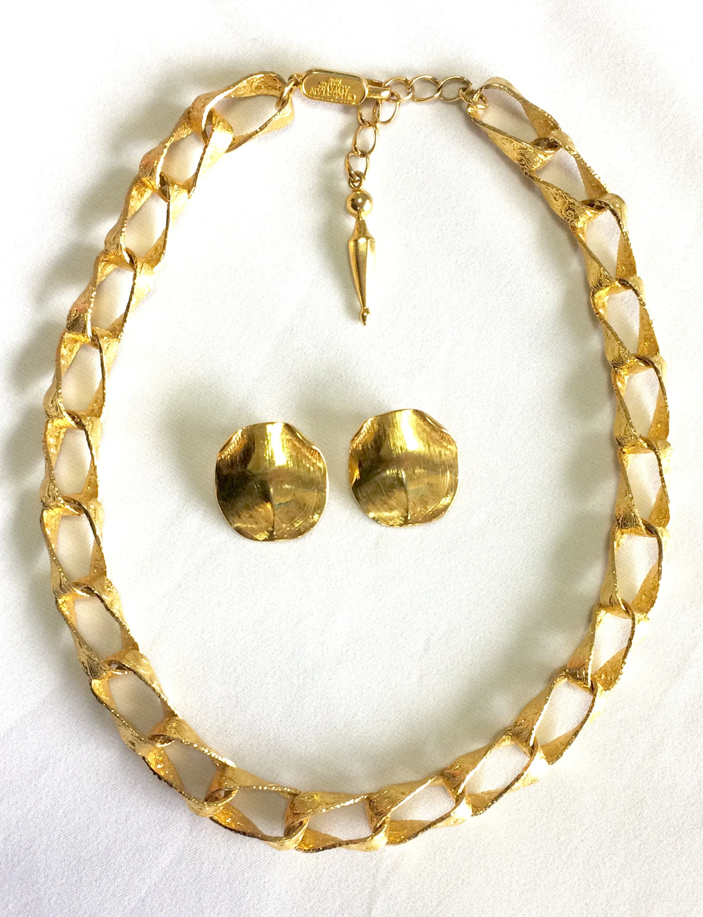 MINT. Vintage Christian Aujard rare golden paisley engraved chain necklace and round earring set. Gorgeous jewelry gift from Paris. 060620r2