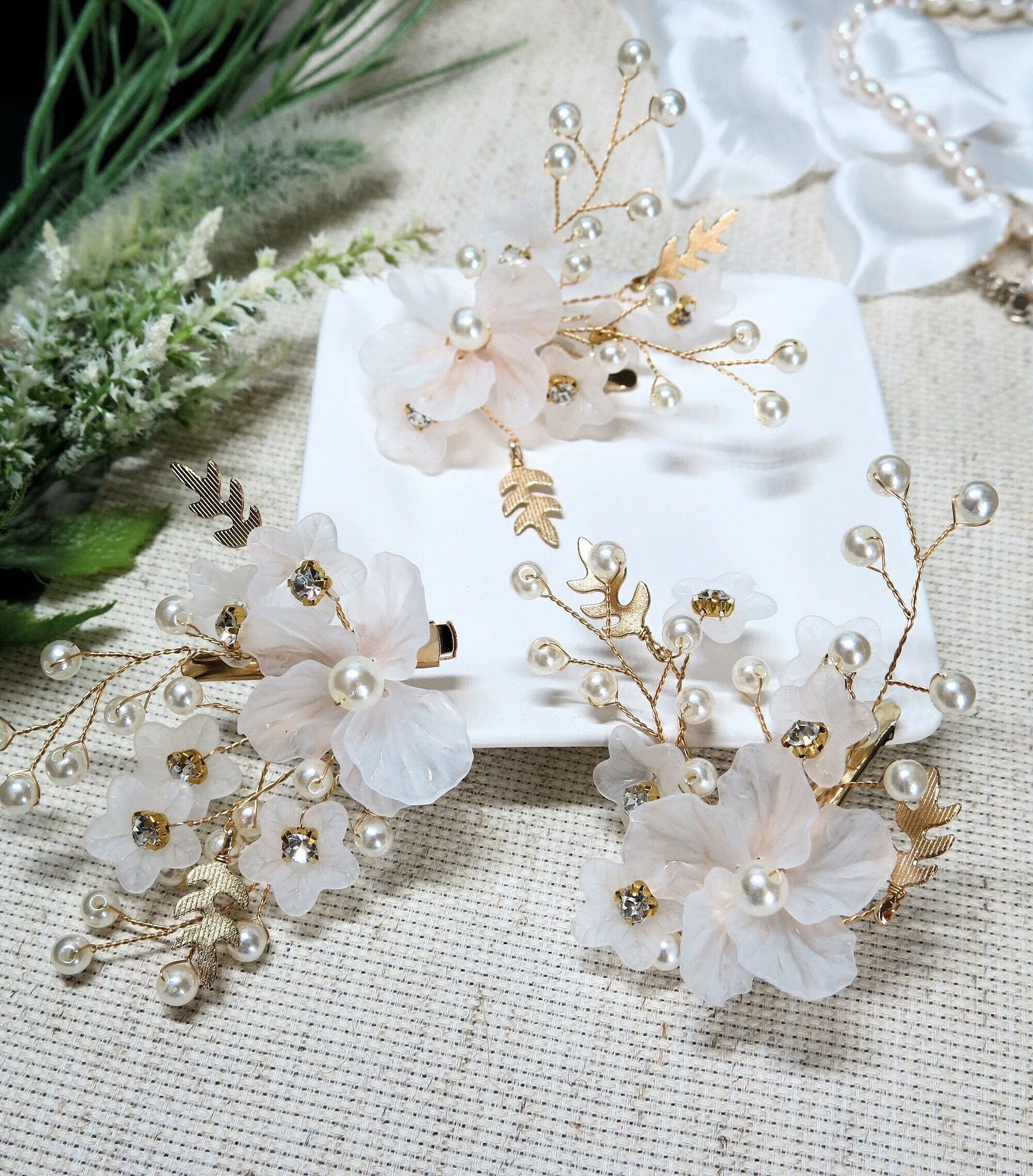 White Flower Hairclip 3 PC Set, Wedding Floral Petal Hair Clips, Bridal Gold Wire Alligator Hairclips